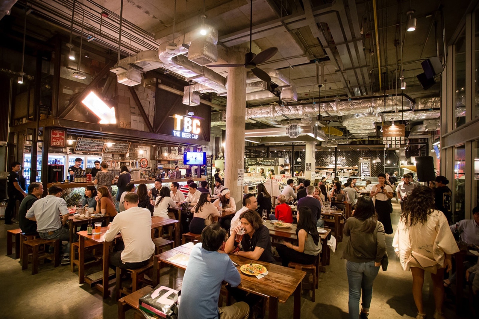 The Beer Cap 店内。TBC の看板の下の共用テーブル