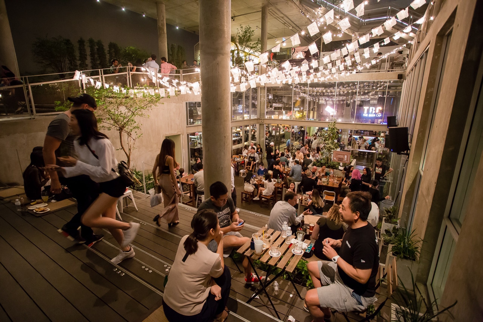 The Commons トンローの階段状の座席越しに見た The Beer Cap