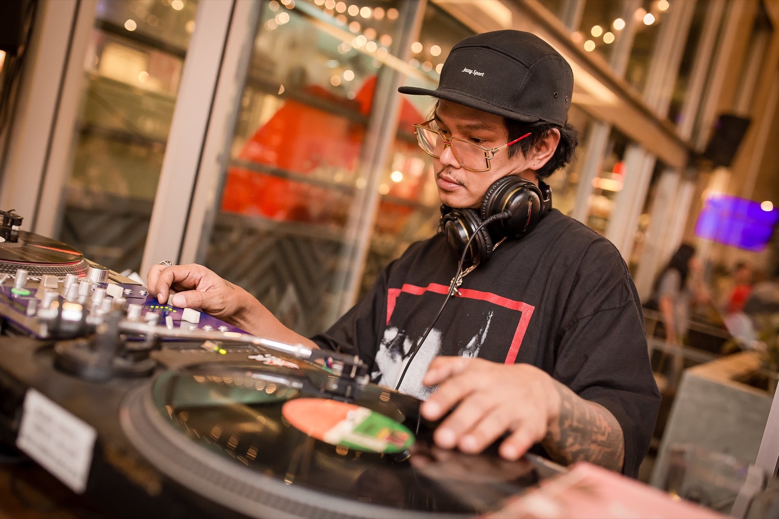 The Beer Cap でレコードをかけるDJ