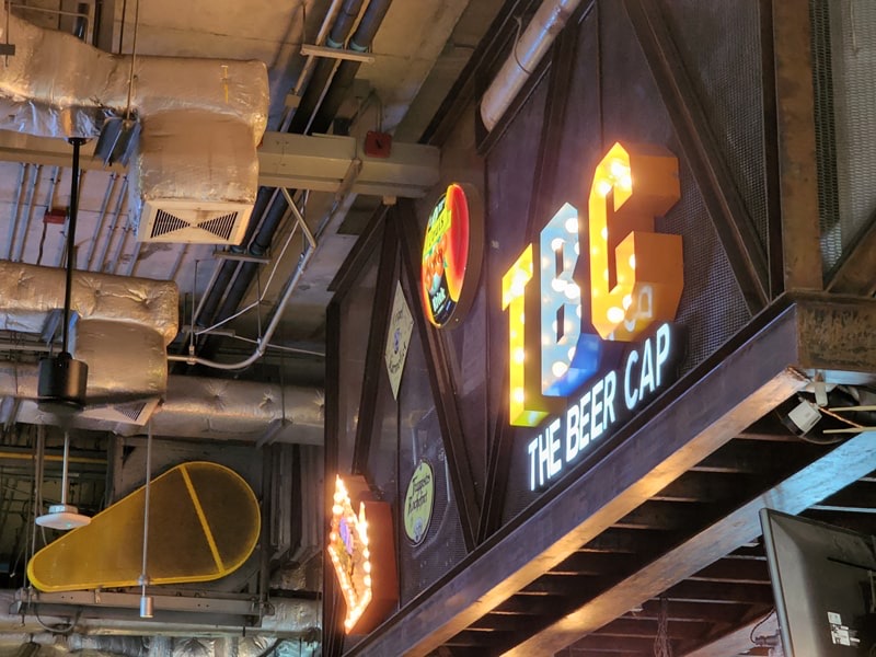 The Beer Cap 店内の TBC の電飾看板